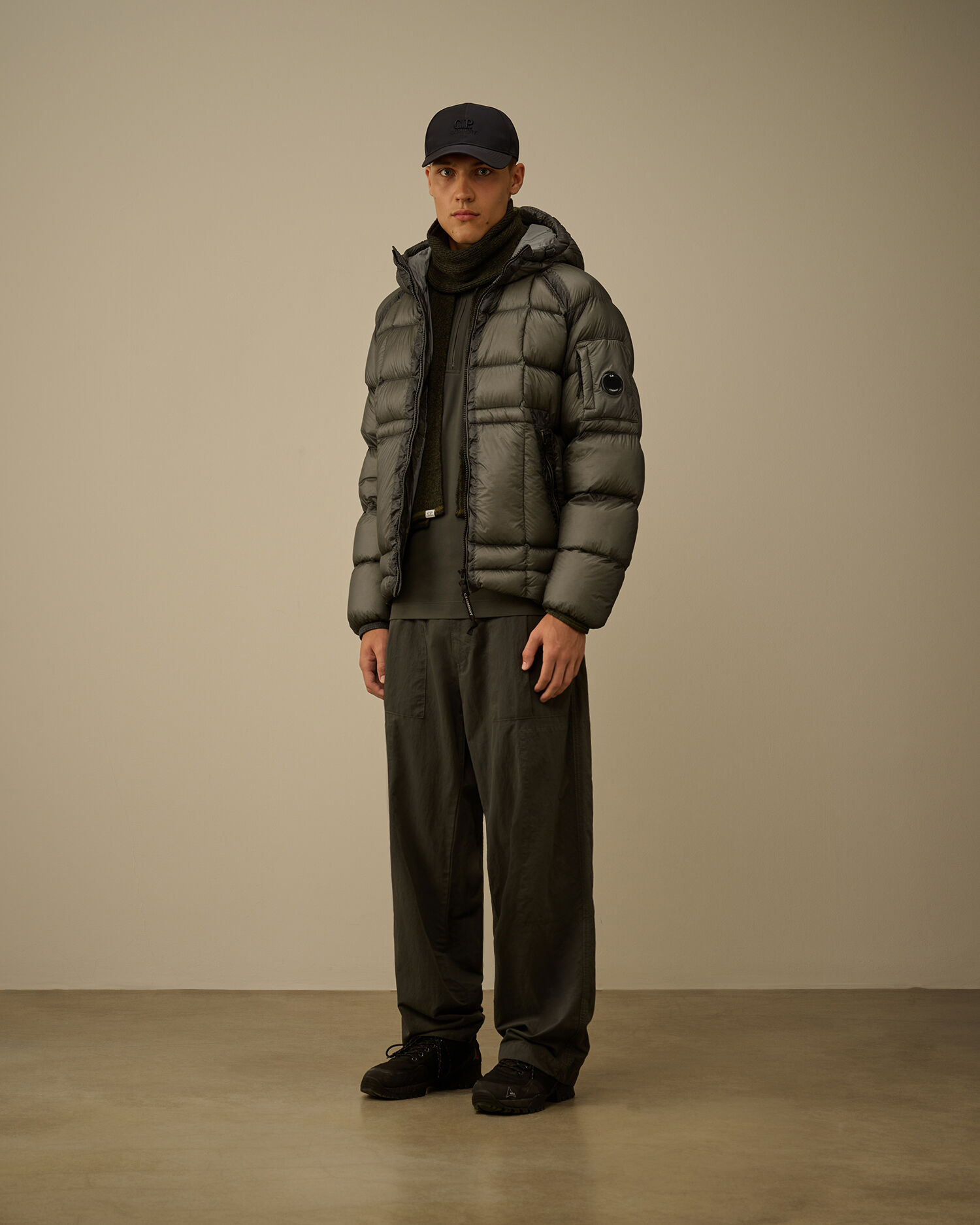 D.D. Shell Hooded Down Jacket カラー: GUNMETAL