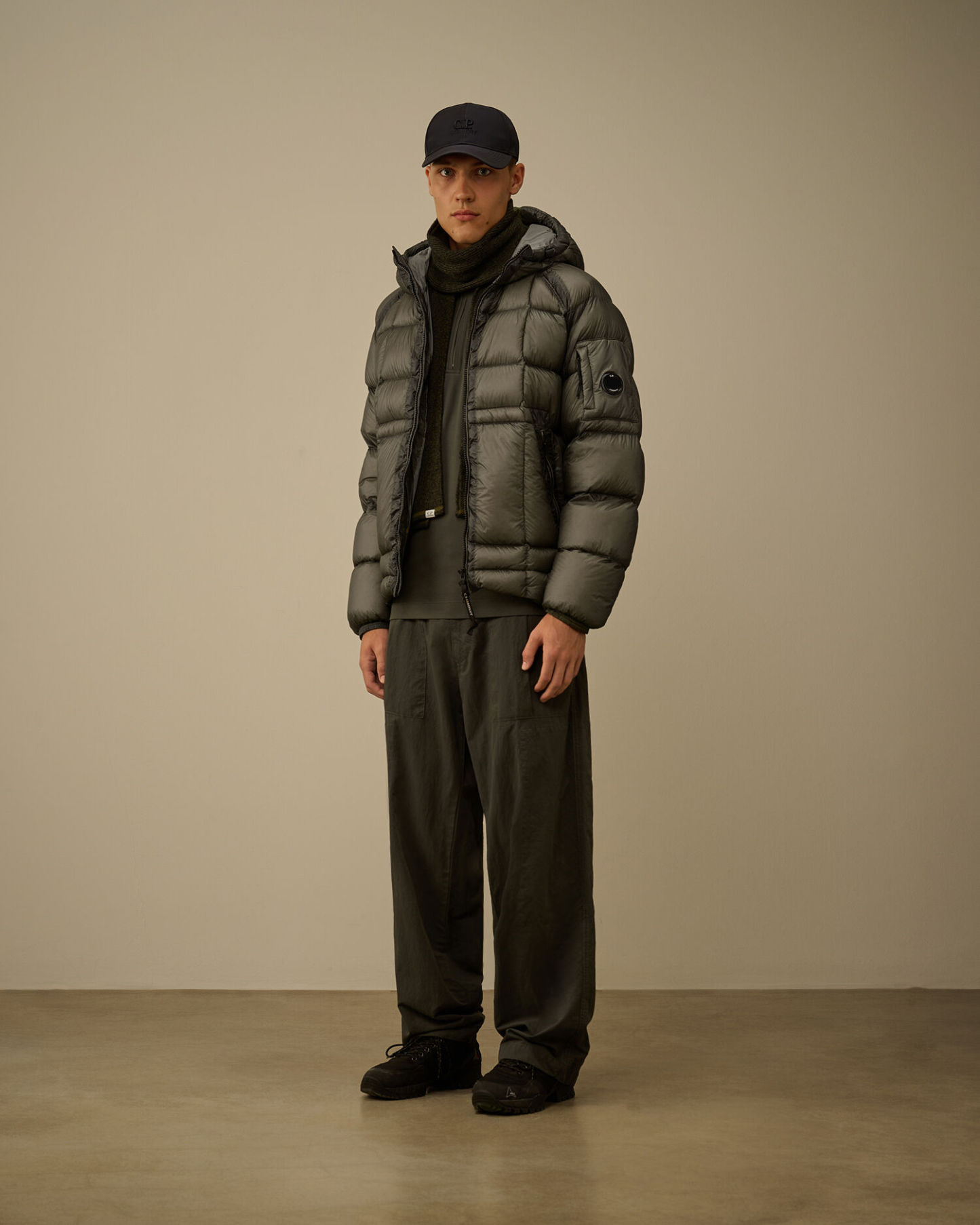 D.D. Shell Hooded Down Jacket カラー: GUNMETAL