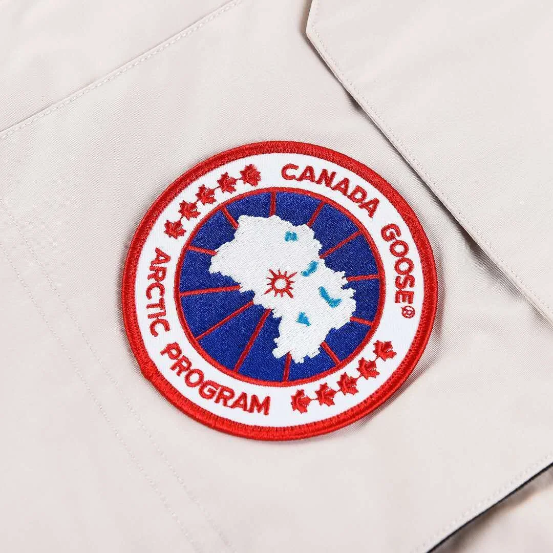 カナダグース エクスペディション パーカー 4660M、ユニセックス ダウンジャケット、ミドル丈コート（オフホワイト）。