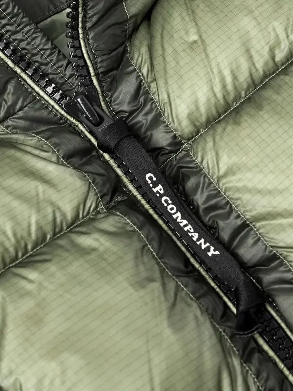 C.P. COMPANY  logo-appliquéd quilted shell hooded down jacket - green