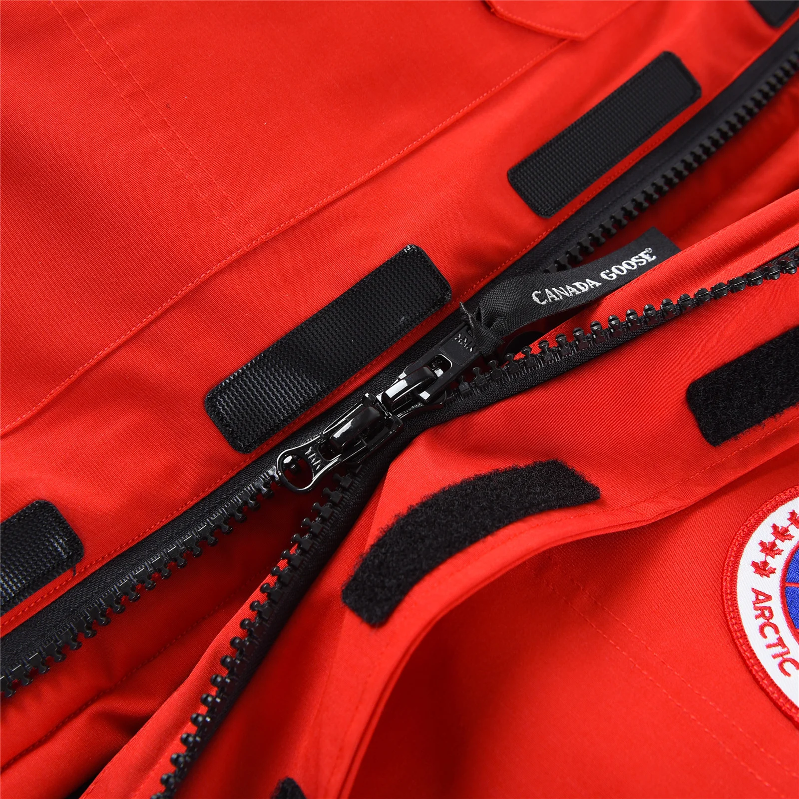 カナダグース エクスペディション パーカー 4660M、ユニセックス ダウンジャケット、ミドル丈コート（レッド）。