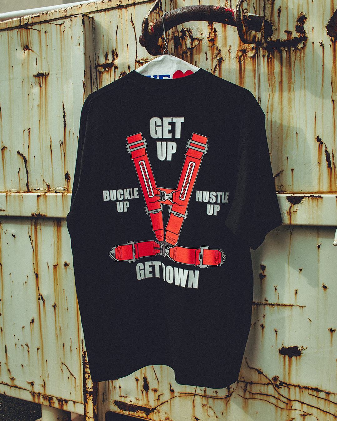BUCKLE HUSTLE TEE WHITE