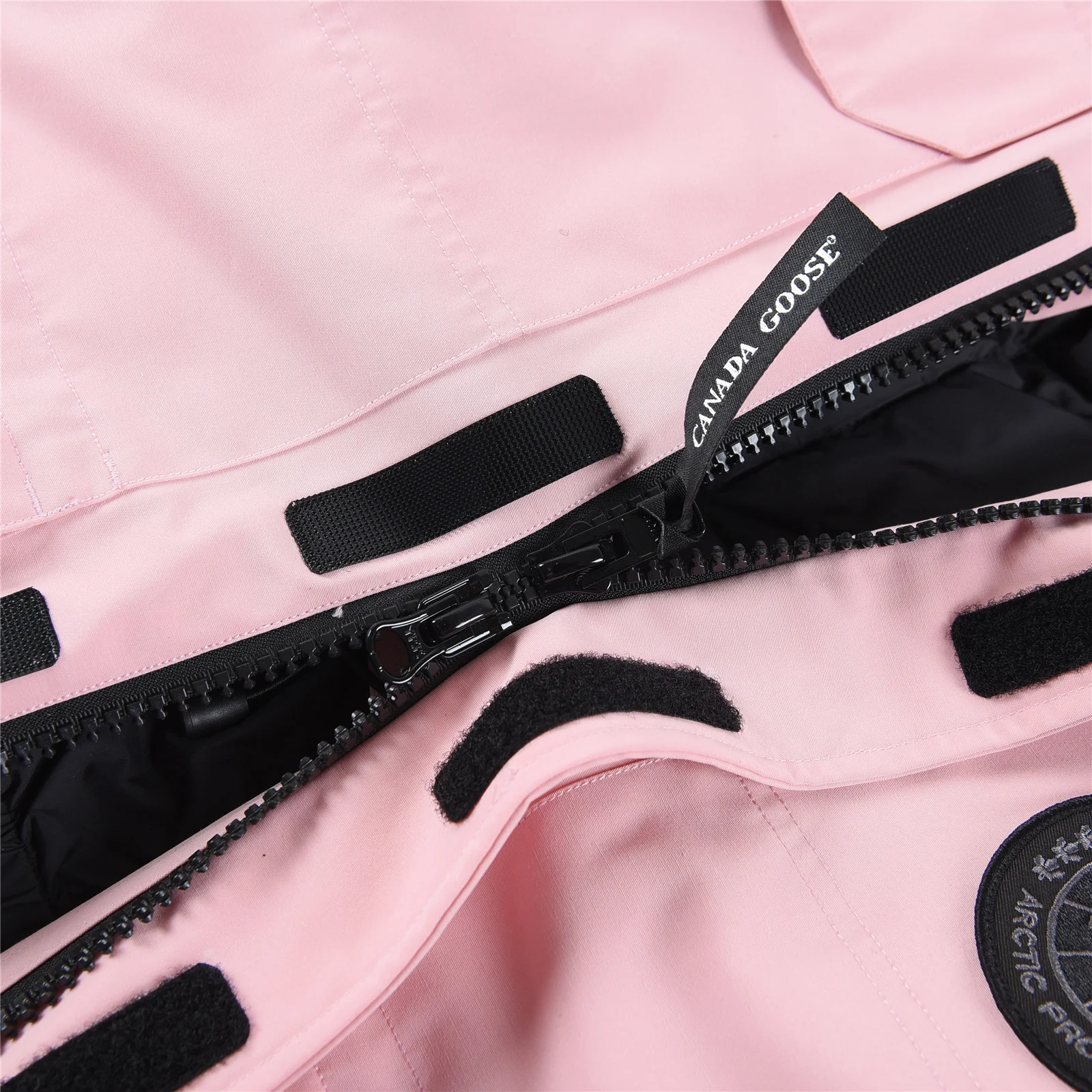 カナダグース エクスペディション パーカー 4660M、ユニセックス ダウンジャケット、ミドル丈コート（ピンク）。