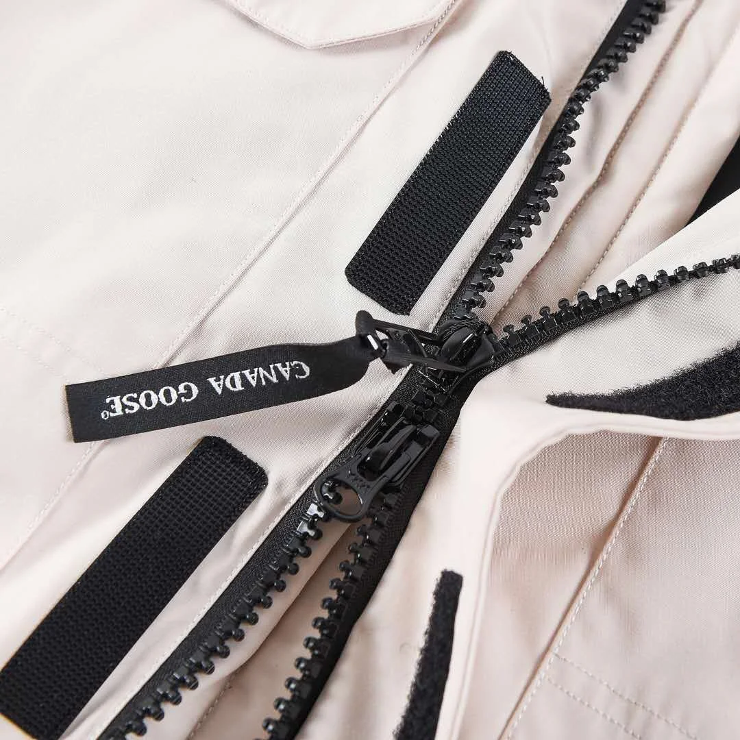 カナダグース エクスペディション パーカー 4660M、ユニセックス ダウンジャケット、ミドル丈コート（オフホワイト）。