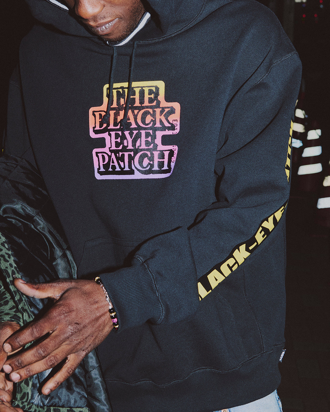 GRADIENT OG LABEL HOODIE BLACK