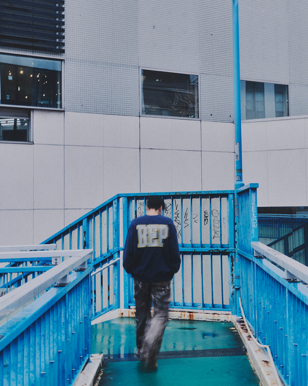 REFLECTIVE VINTAGE B EMBLEM CREW SWEAT BLACK