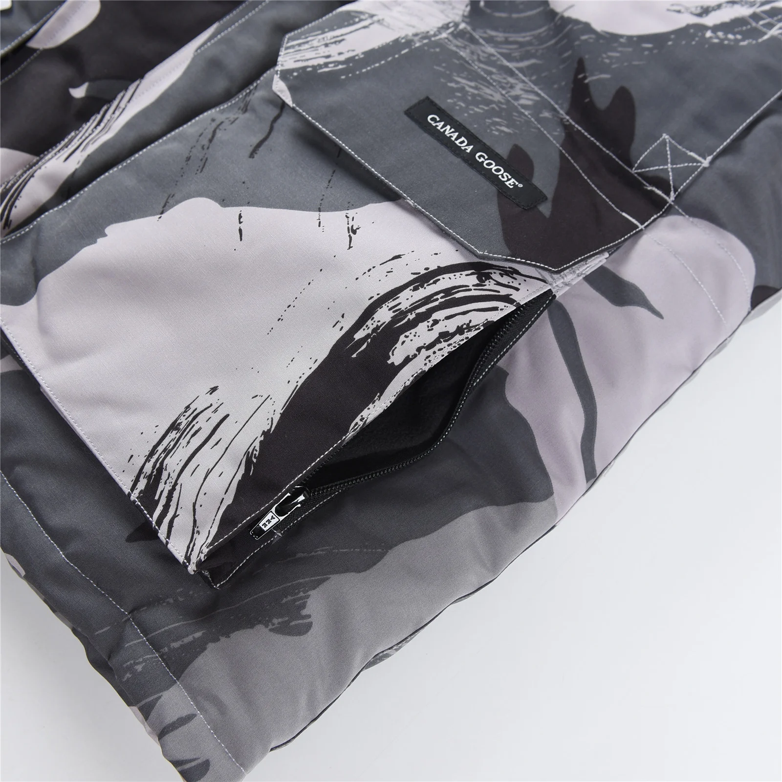 カナダグース エクスペディションパーカー 4660M ユニセックス ダウンジャケット ミドル丈コート（カモフラージュ）。