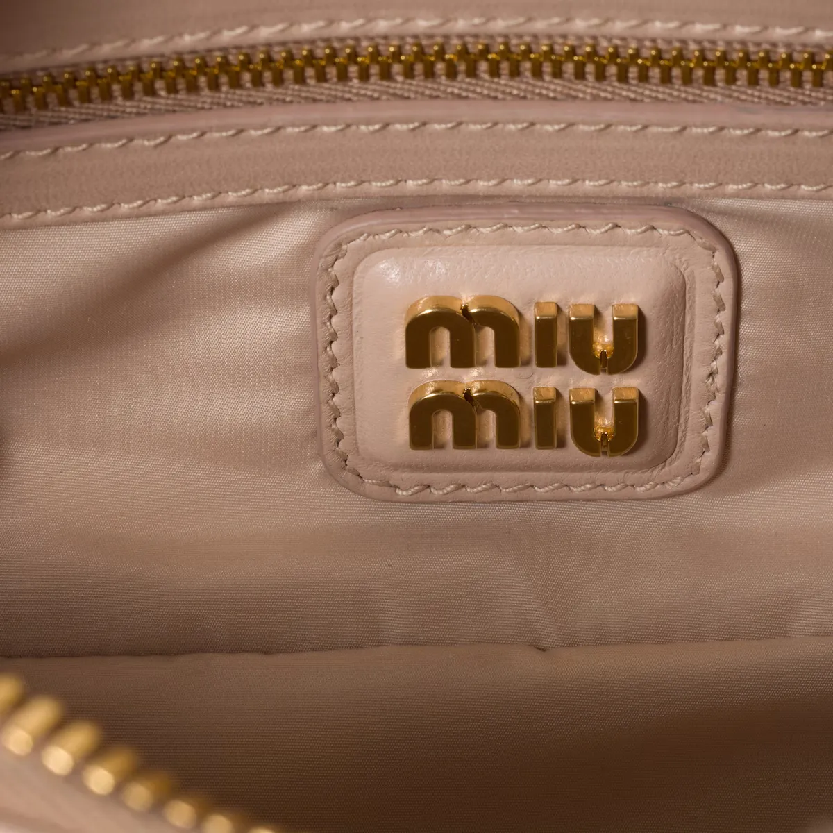 【MIU MIU】アルカディ マトラッセ レザー バッグ レギュラー