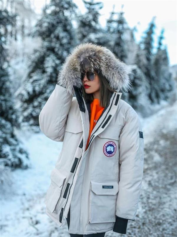 カナダグース エクスペディション パーカー 4660M、ユニセックス ダウンジャケット、ミドル丈コート（オフホワイト）。