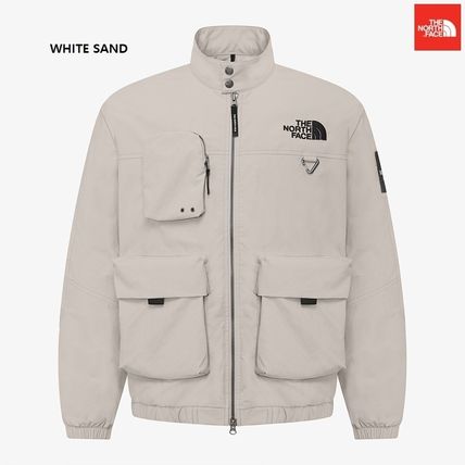 ザ・ノース・フェイスのニールトンジャケットは、ロゴ入りのハイカラーウィンドブレーカーで、カジュアルなストリートウェア風デザインが特徴です。ホワイト、ブラック、グレー、ベージュの4色展開。ユニセックス。