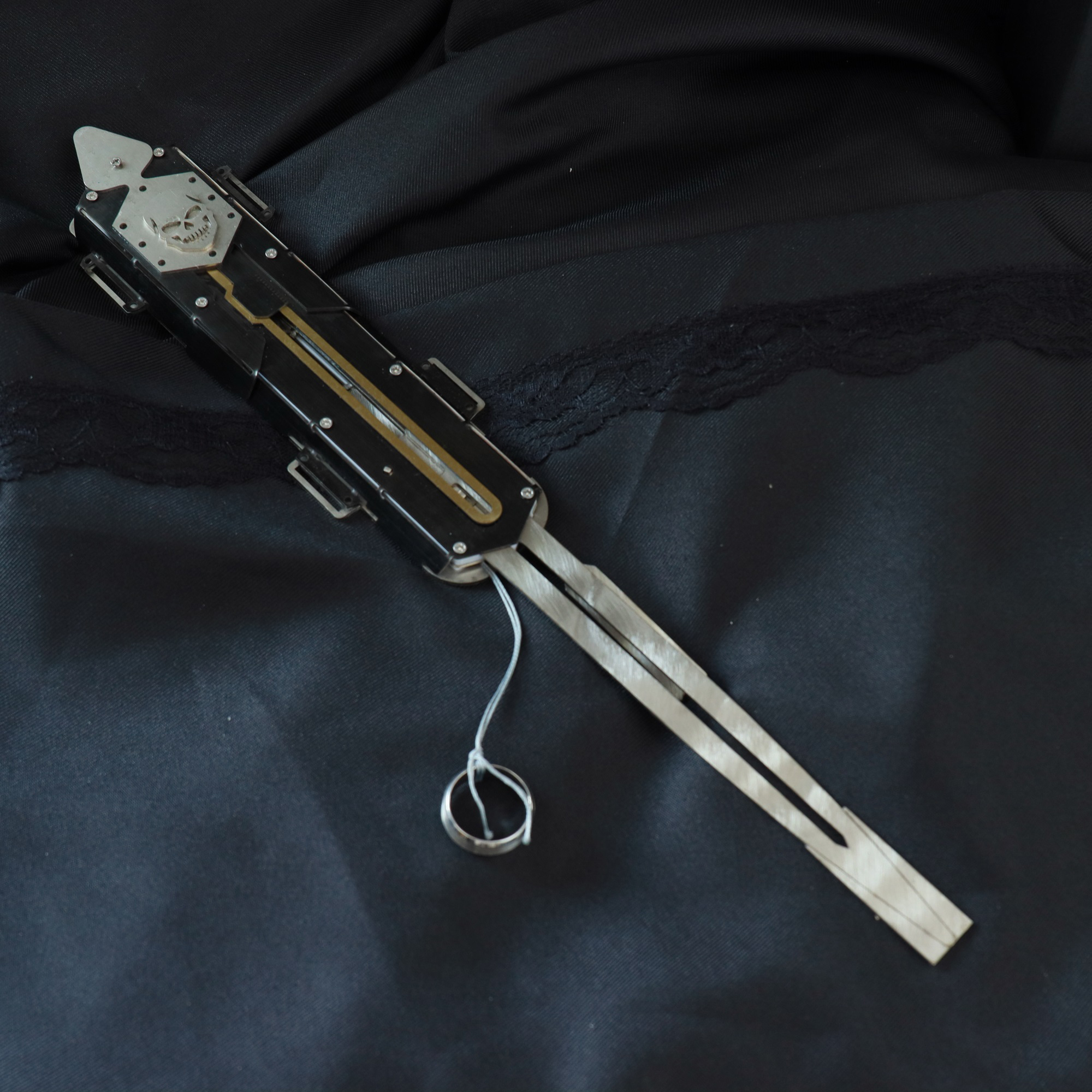 Bestpropreplica Black Flag Edward Kenway's hidden blade.