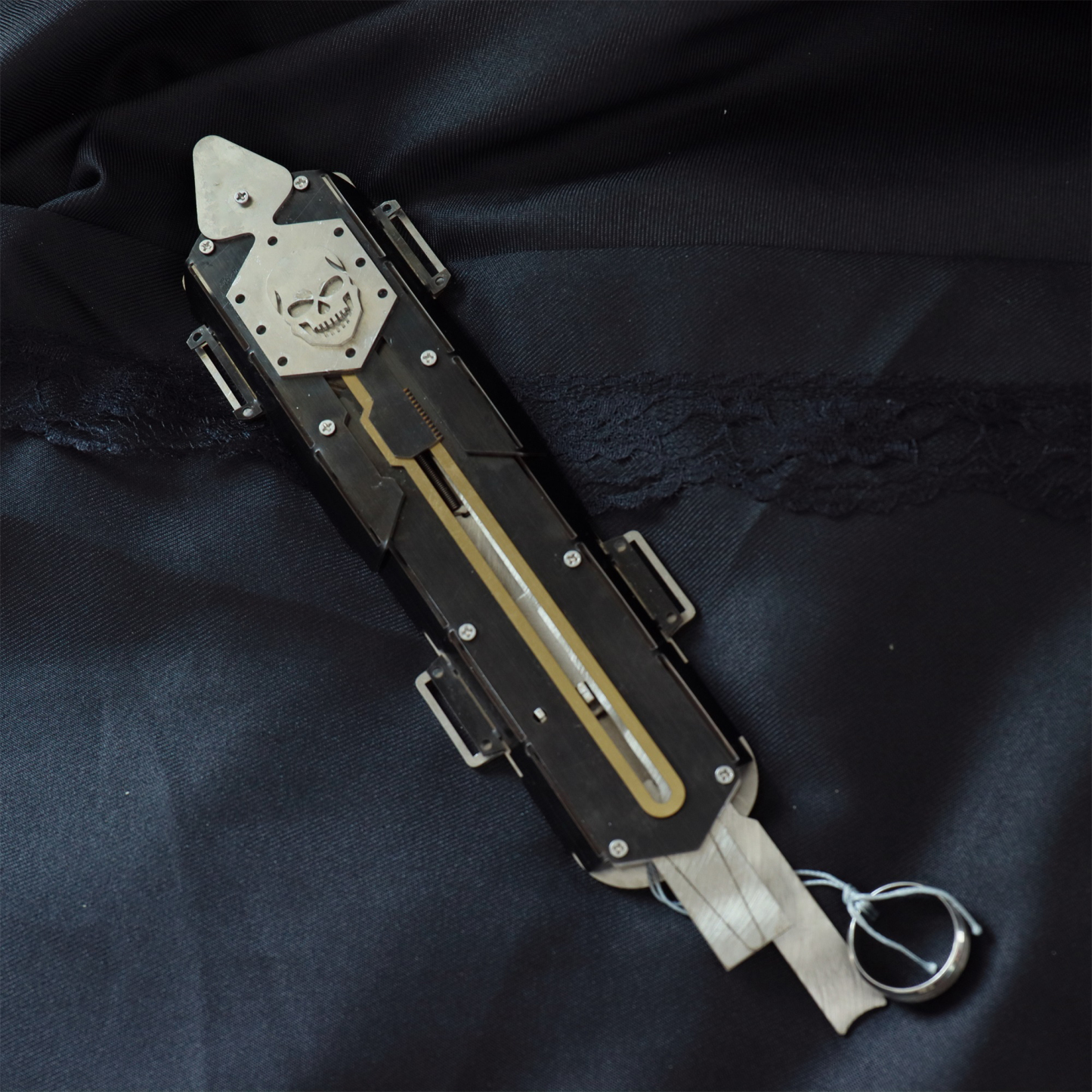 Bestpropreplica Black Flag Edward Kenway's hidden blade.