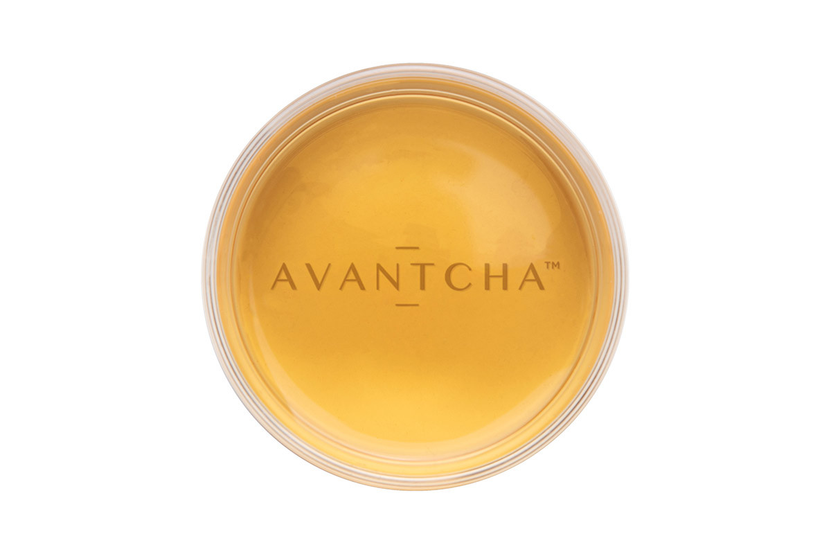 Oolong tea infusion showcasing golden colour