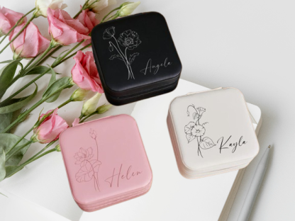 Elegant Square Jewelry Box - Custom Engraved Travel Case for Earrings, Perfect Bridesmaid/Sister Gift