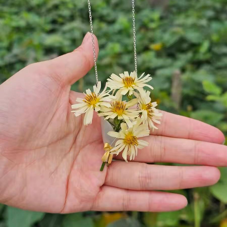 🌸 Wearable Mini Vase Necklace
