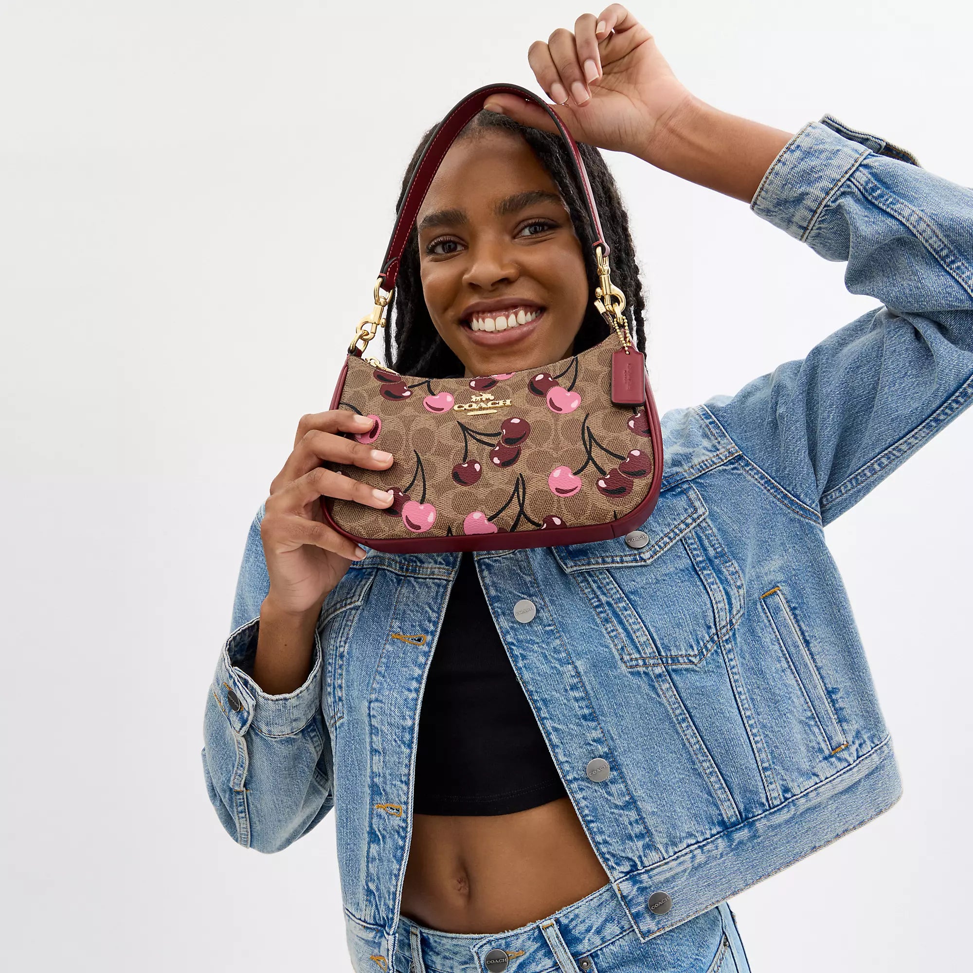 Coathtch Outlet Teri Shoulder Bag In Signature Canvas With Cherry Print