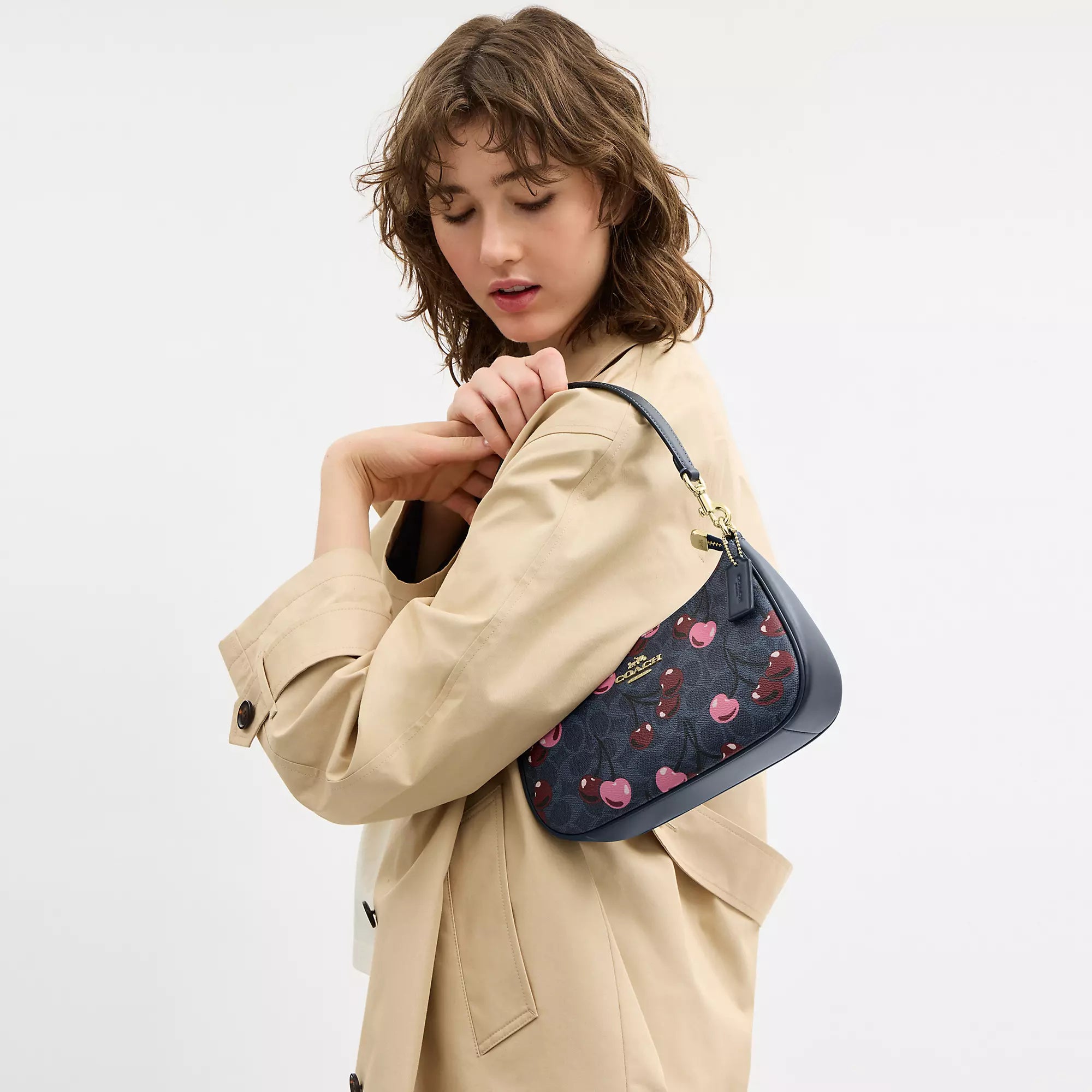 Coathtch Outlet Teri Shoulder Bag In Signature Canvas With Cherry Print