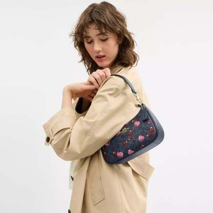 Coathtch Outlet Teri Shoulder Bag In Signature Canvas With Cherry Print
