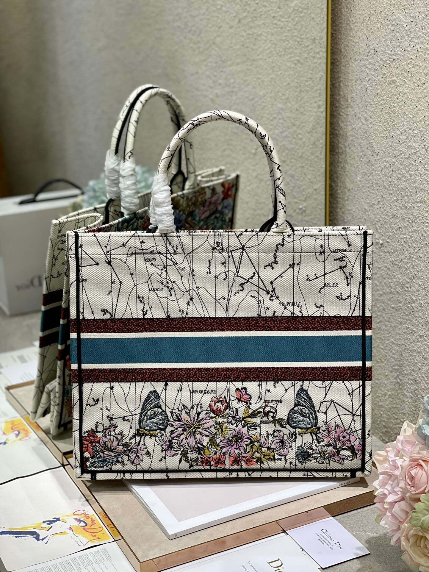 DI Large Book Tote Latte Multicolor Zodiac Embroidery, Latte Multicolor, For Women Women’s Handbags, Shoulder Bags, 42cm CD M1286ZRHP_M941