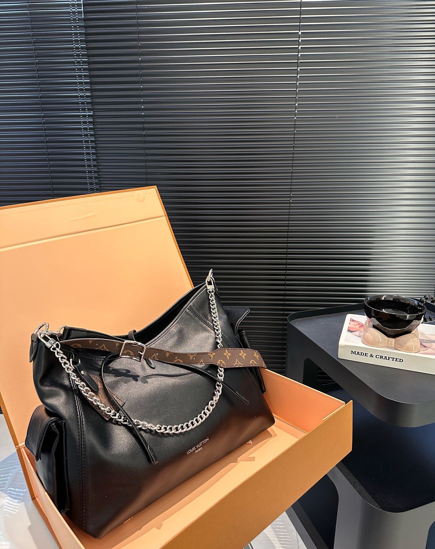 LV CARRYALL CARGO PM BAG BLACK 33CM M24861