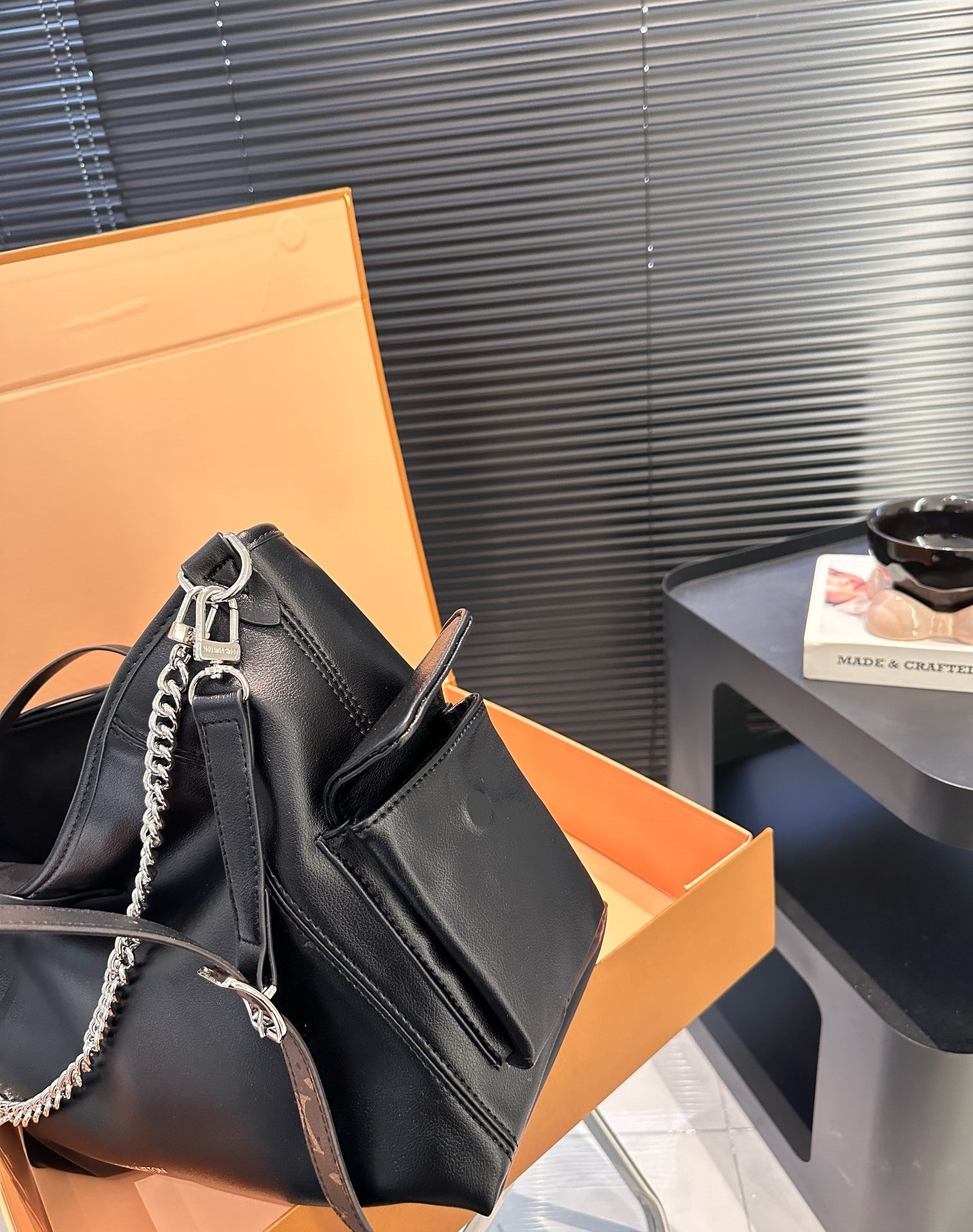 LV CARRYALL CARGO PM BAG BLACK 33CM M24861