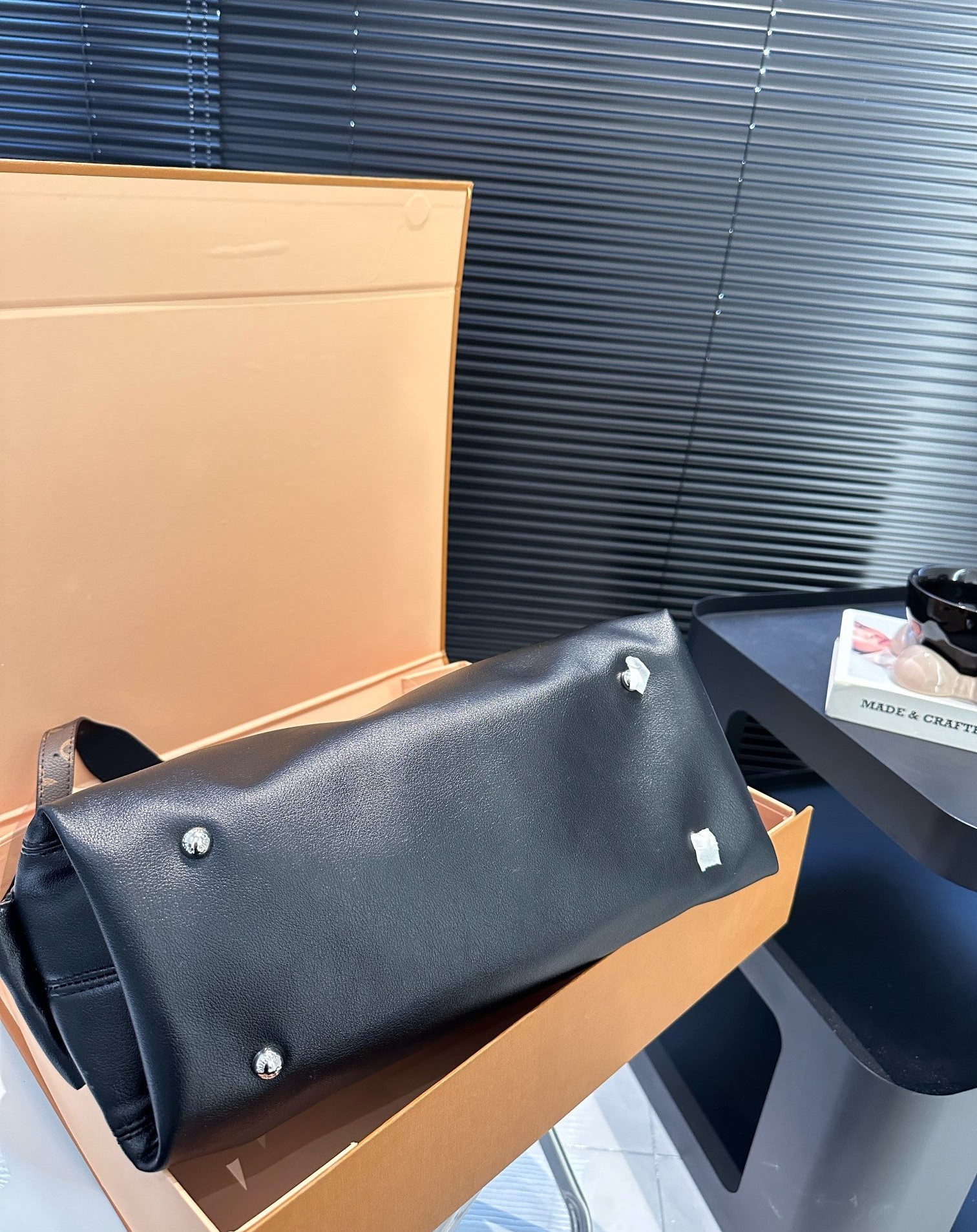 LV CARRYALL CARGO PM BAG BLACK 33CM M24861