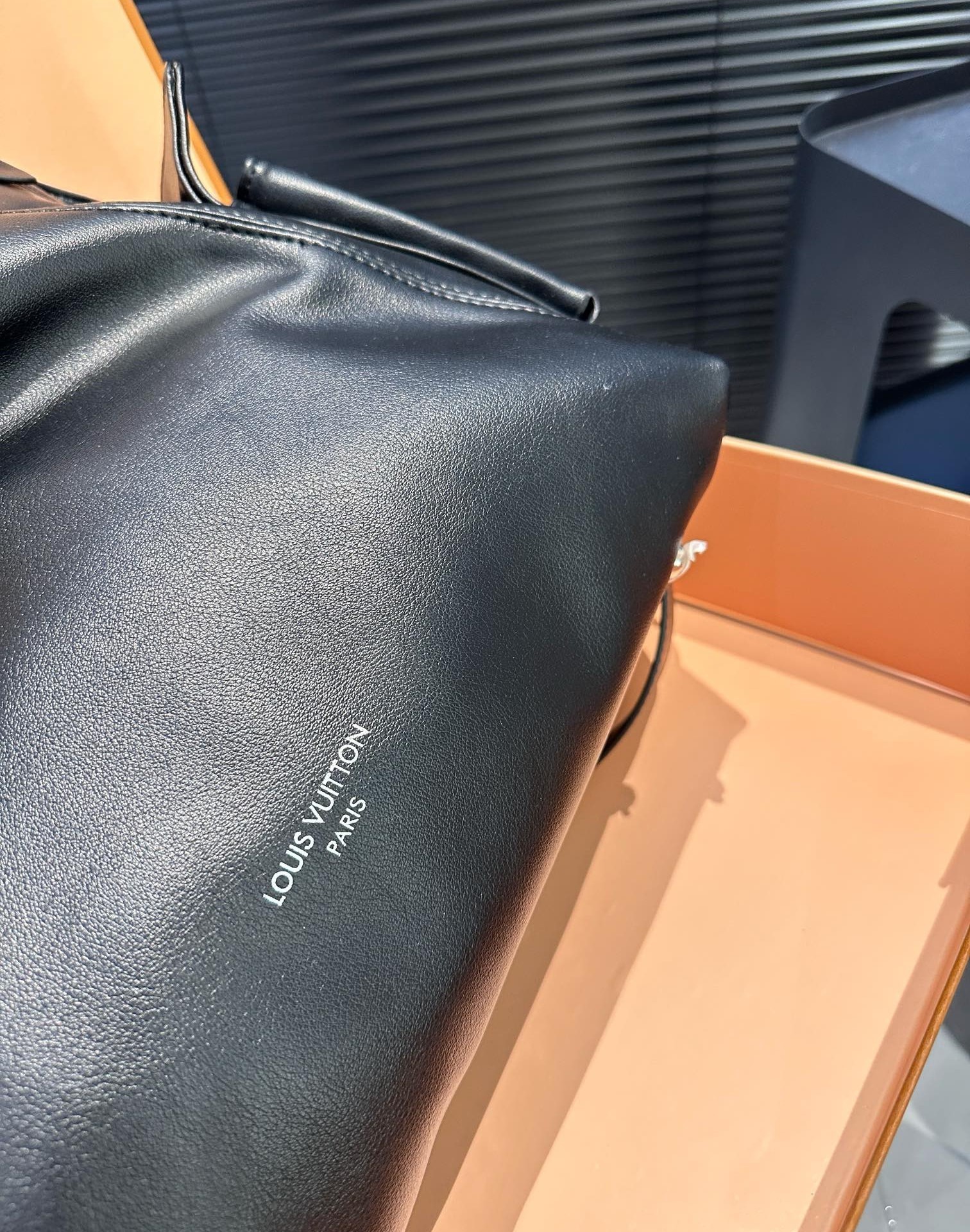 LV CARRYALL CARGO PM BAG BLACK 33CM M24861