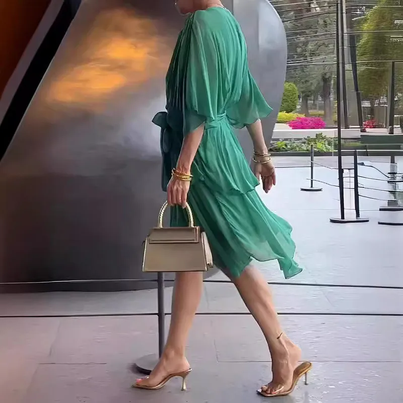 🔥🔥🔥🔥Women's V-neck lace-up pleated irregular cake dress