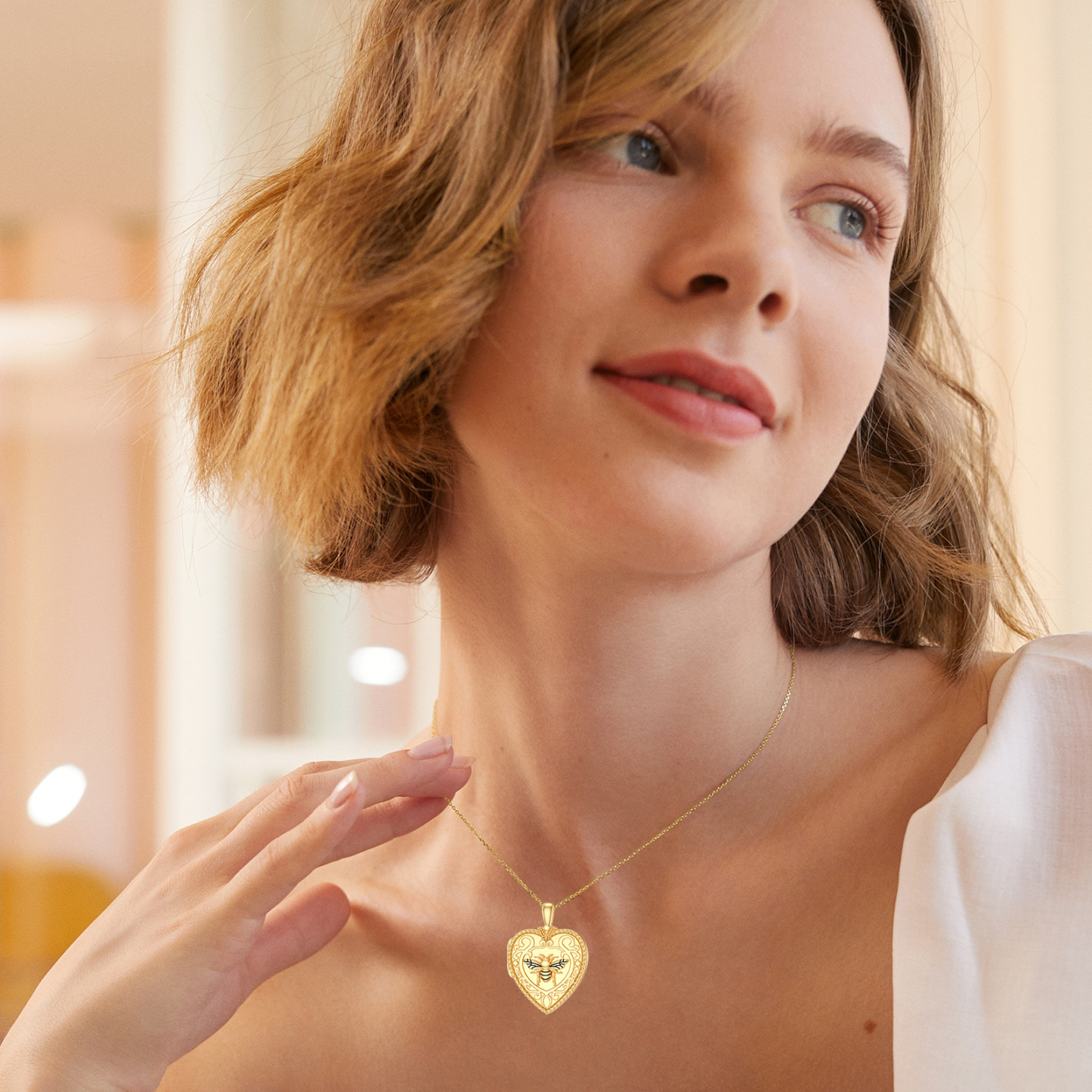 Heart Bee Personalized Photo Locket Necklace for Women in Gold Vermeil-YAFEINI Personalized Jewelry