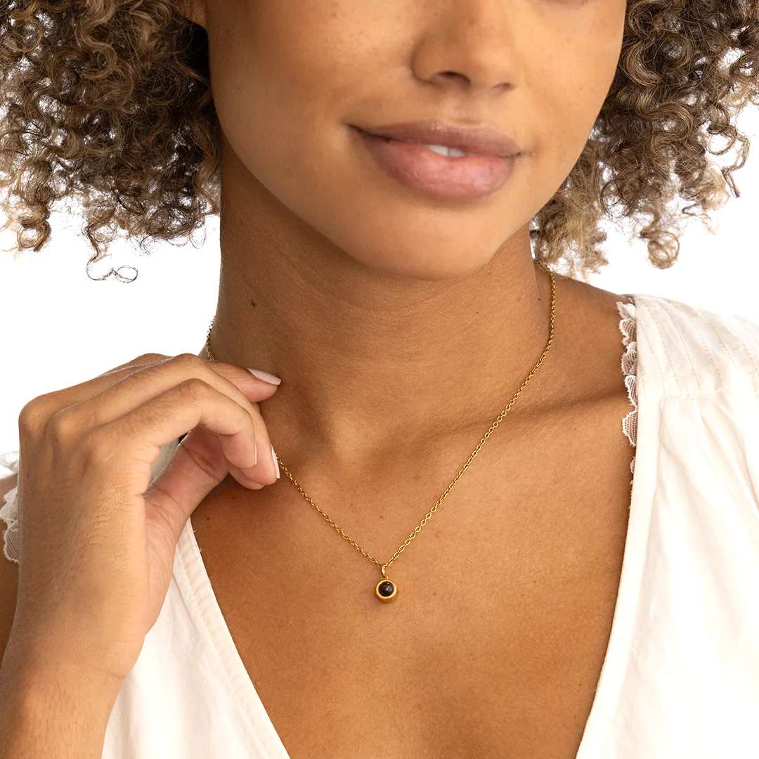 Classic Projection Stone Necklace in 14 K Gold