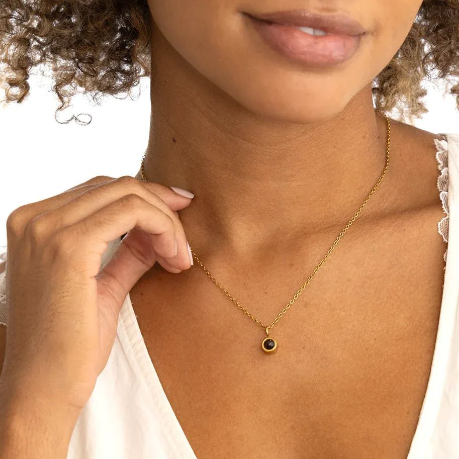 Classic Projection Stone Necklace With Gold Plating In Sterling Silver