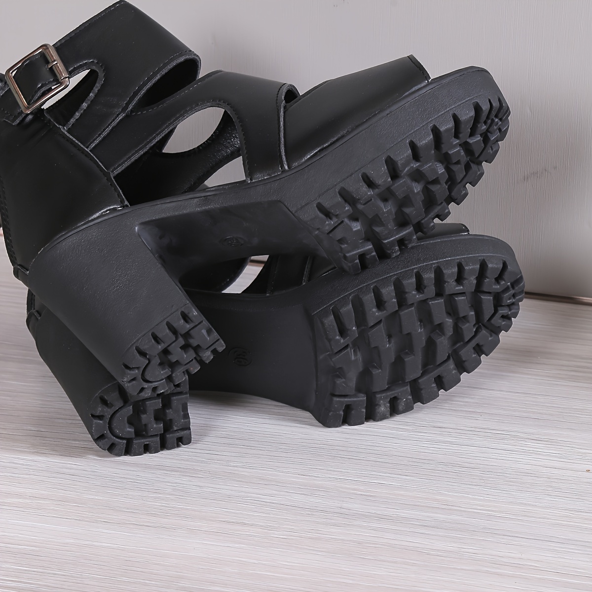 🔥Women's Elegant Thick High Heel Fish Mouth Cut-Out Leather Sandals
