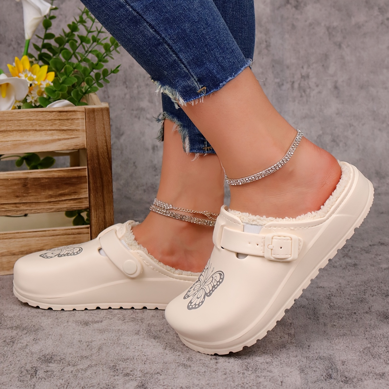 🔥Last Day Promotion 50% OFF - Women's Soft Cozy Plush-Lined Butterfly Print Slip-On Slippers