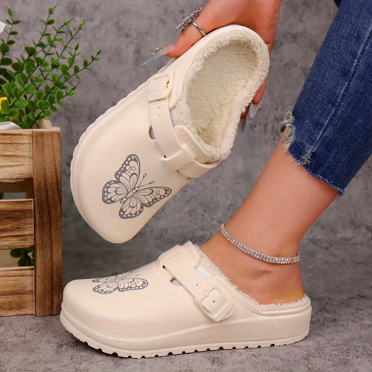 🔥Last Day Promotion 50% OFF - Women's Soft Cozy Plush-Lined Butterfly Print Slip-On Slippers