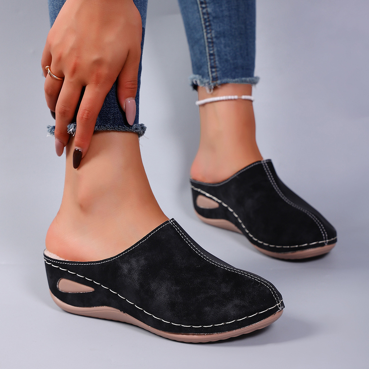 🔥Last Day Promotion 50% OFF - Women's Winter Plush Slip-On Slippers