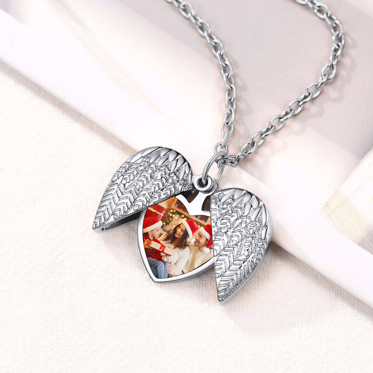 ​​Collier Médaillon Ailes d'Ange Photo Personnalisé