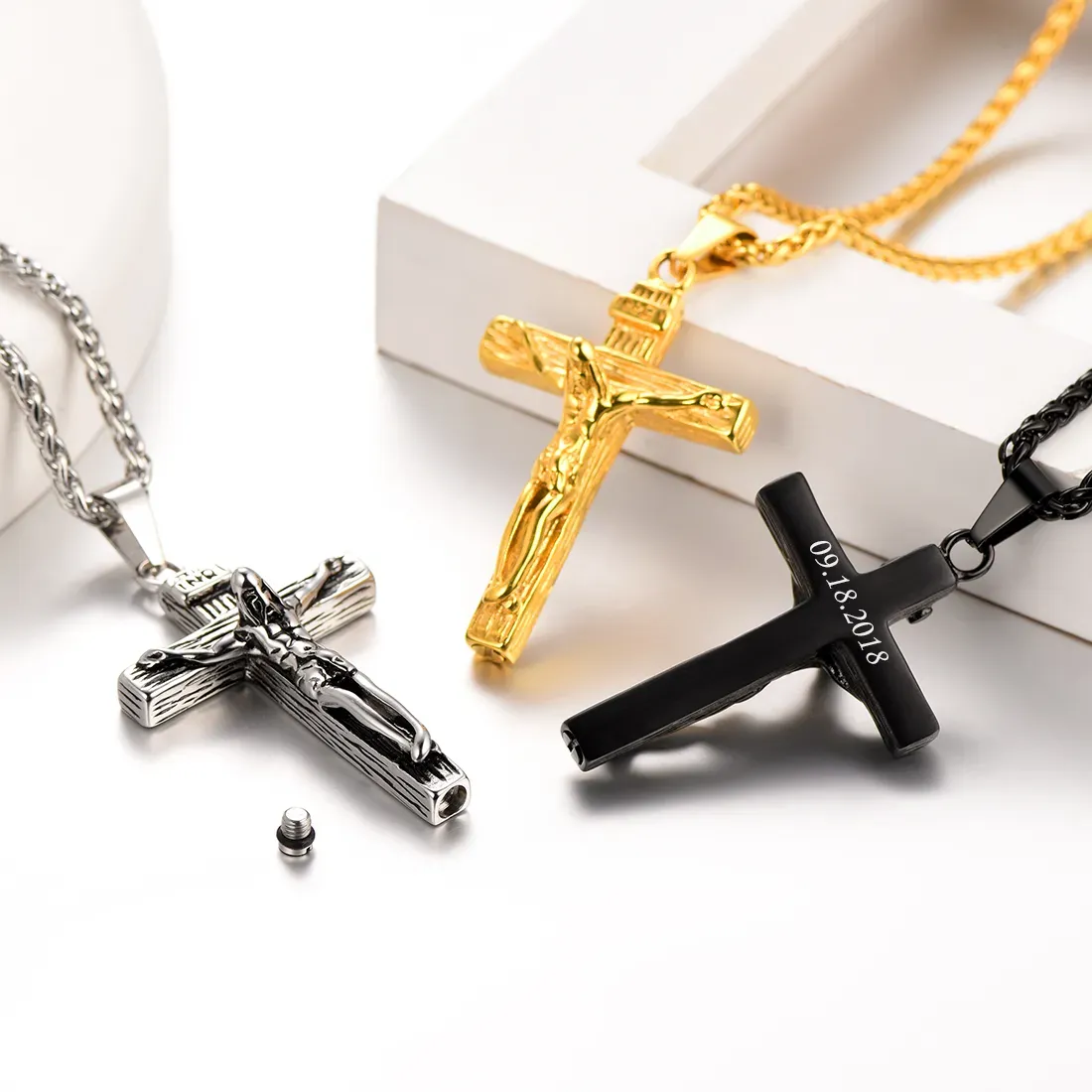 Collier Croix Jésus Urne 