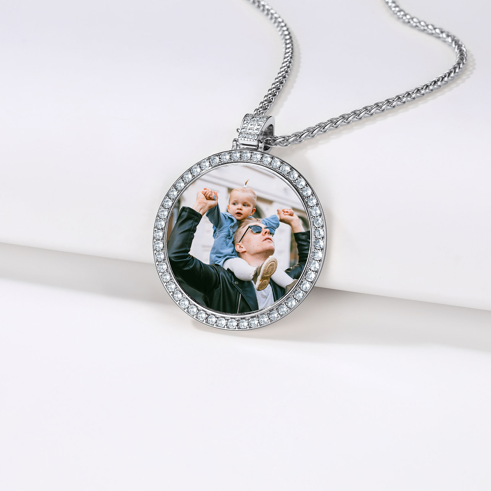 Collier Pendentif Personnalisé avec Photo et Zircon Cubique pour Hommes et Femmes Scène