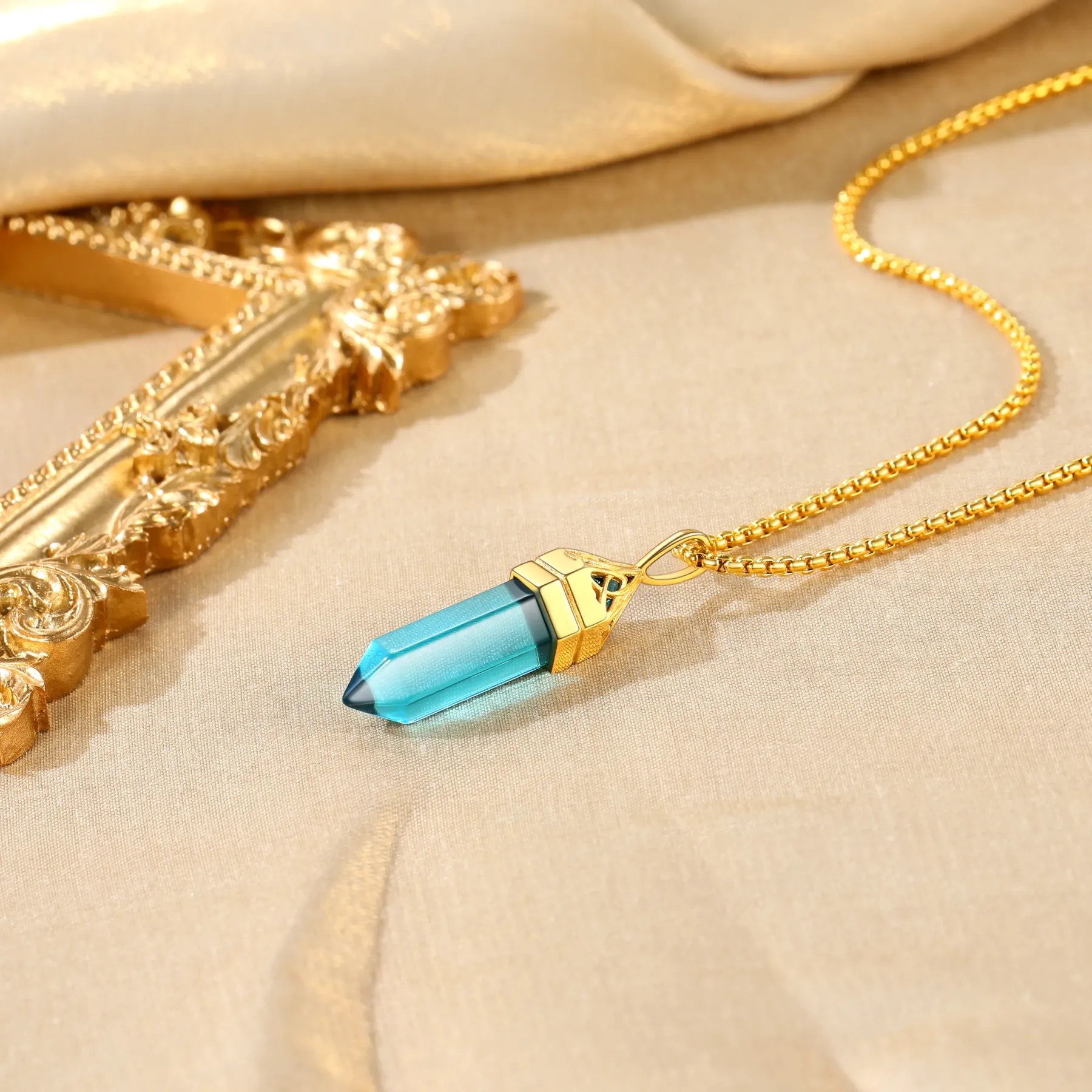 Collier Pendentif en Cristal Hexagonal avec Pierre de Naissance Scène