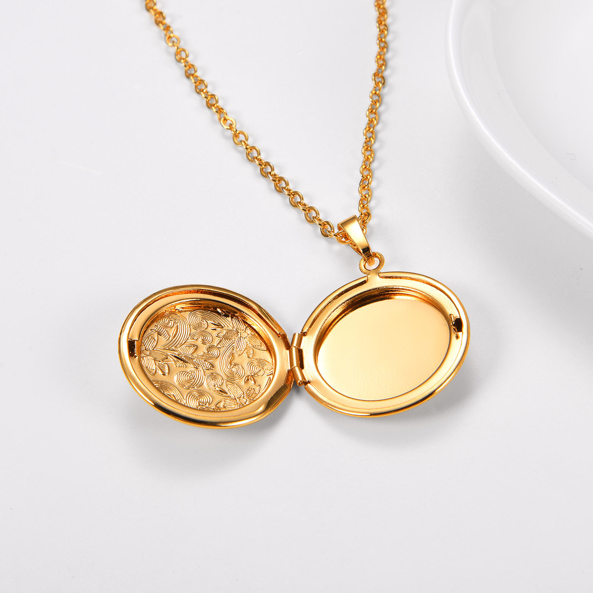 Collier Médaillon Personnalisé Chaîne Réglable pour Femme Scène