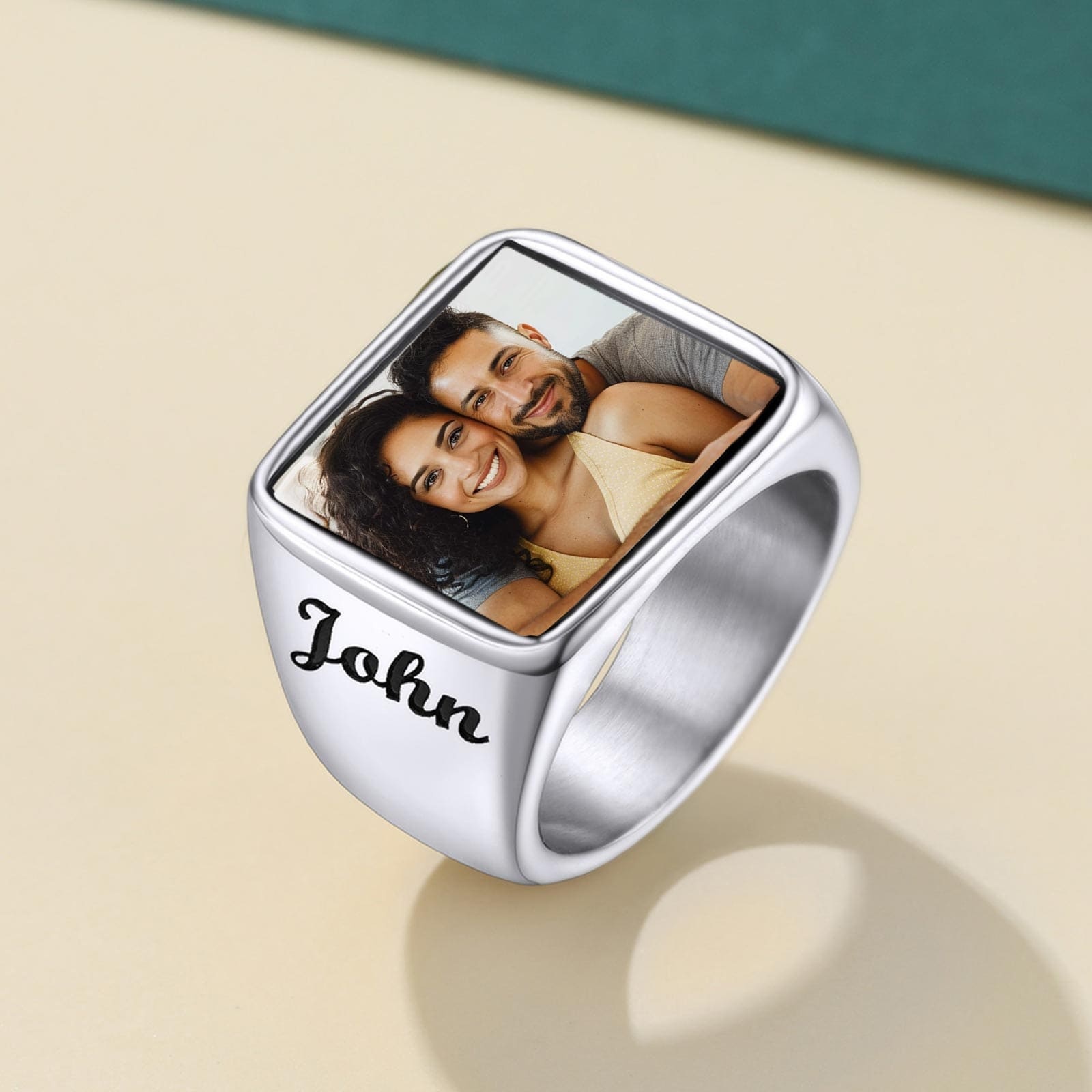 Bague Chevalière Homme Personnalisée avec Photo et Nom Gravé
