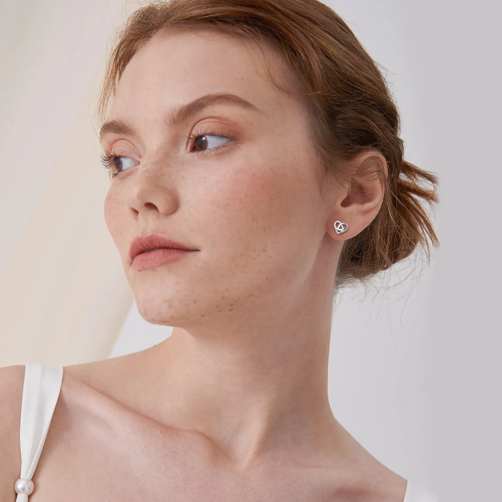 Boucles d’Oreilles Clous Cœur Nœud Celtique en Argent Sterling 925 Modèle