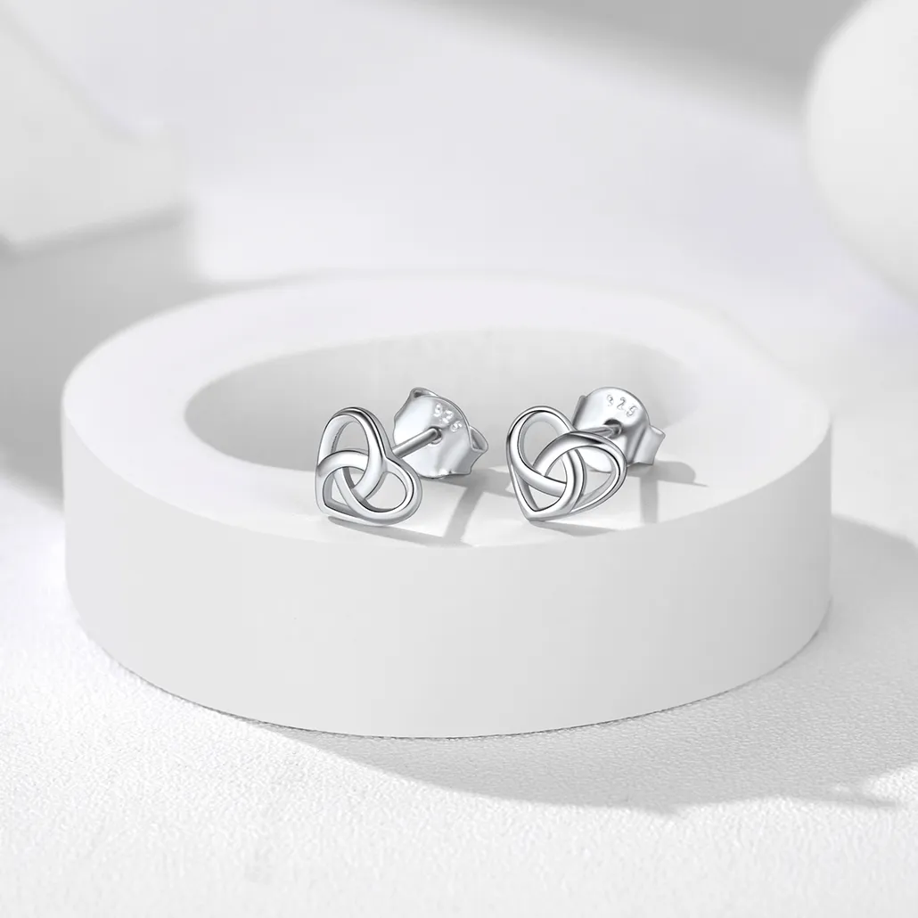 Boucles d’Oreilles Clous Cœur Nœud Celtique en Argent Sterling