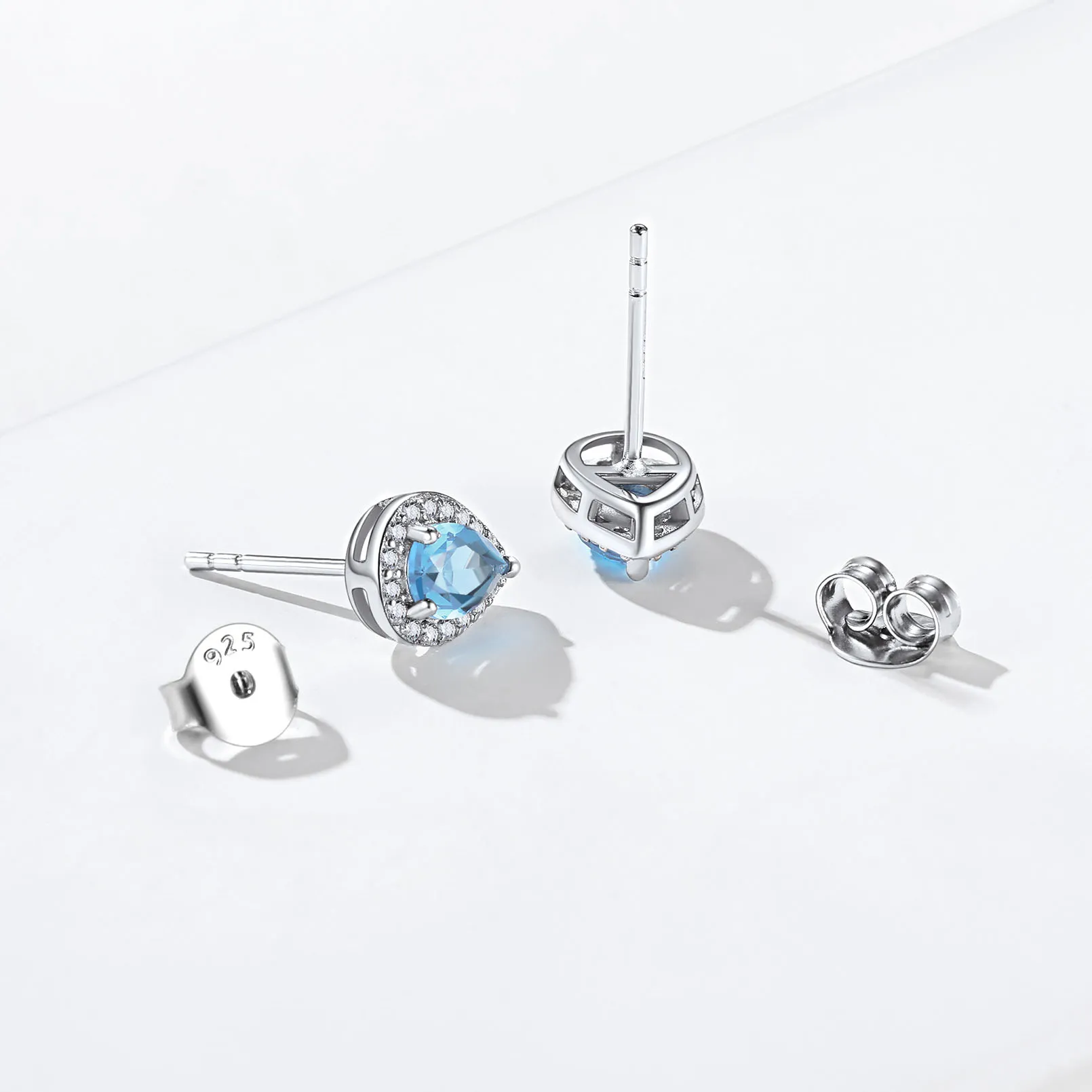 Boucles d’Oreilles Clous en Argent Sterling avec Pierre de Naissance mars