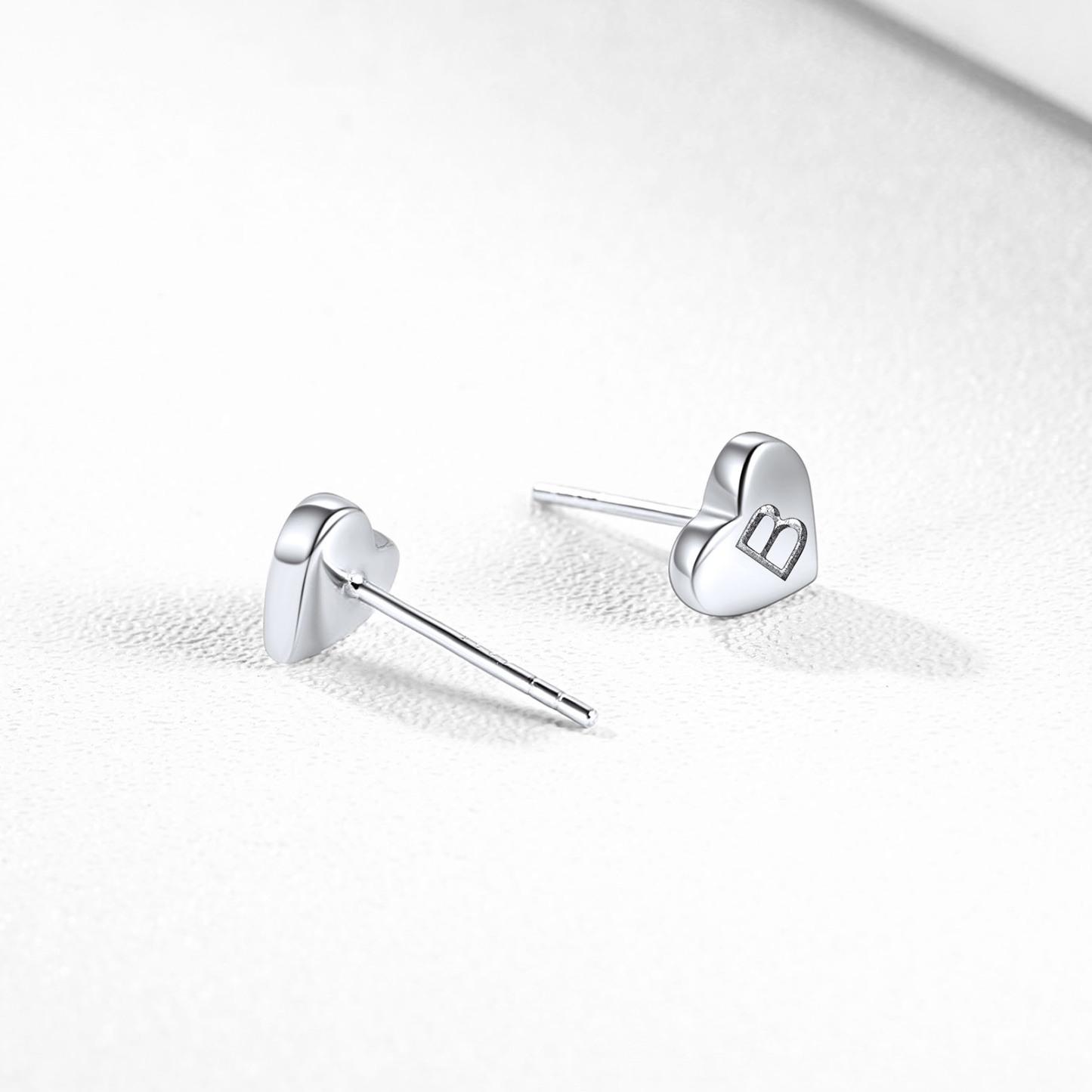 Boucles d’Oreilles Clous Cœur Initiale en Argent Sterling 925