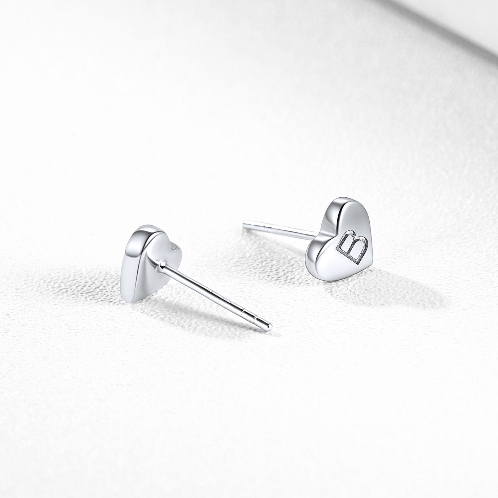 Boucles d’Oreilles Clous Cœur Initiale en Argent Sterling 925