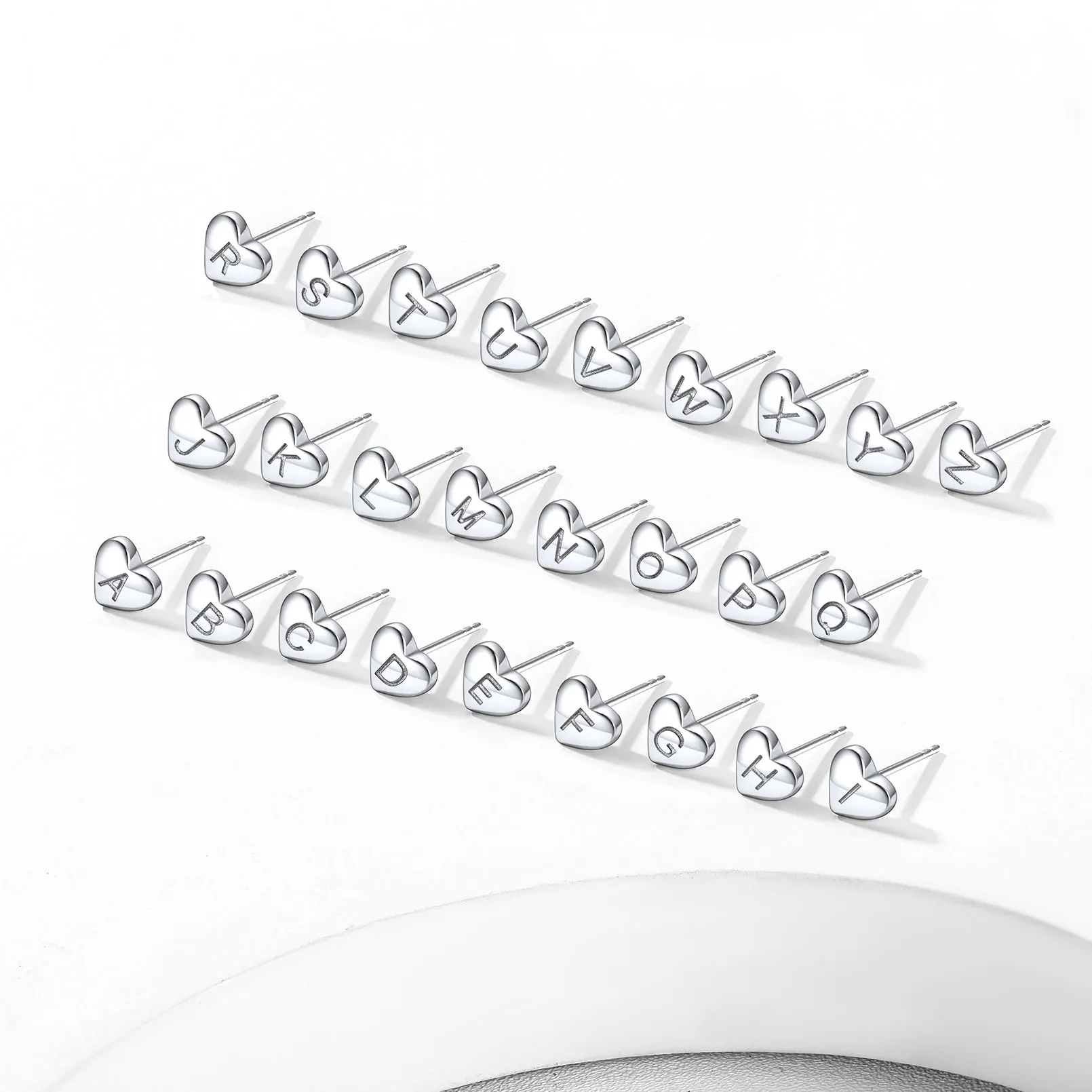 Boucles d’Oreilles Clous Cœur avec Initiale en Argent Sterling 925 Collection