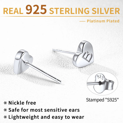 Boucles d’Oreilles Clous Cœur avec Initiale en Argent Sterling 925 Détail