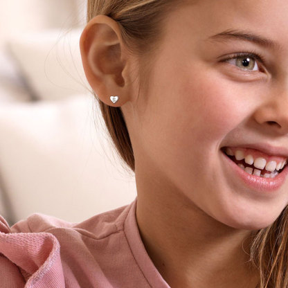 Boucles d’Oreilles Clous Cœur avec Initiale en Argent Sterling