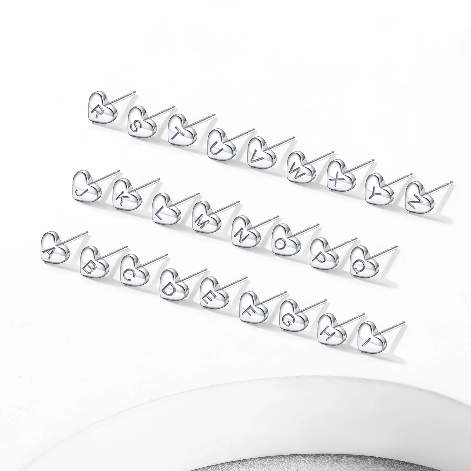 Boucles d’Oreilles Clous Cœur avec Initiale en Argent Sterling 925 Collection